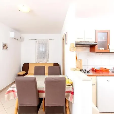 In With Sea View, Balcony, Air Conditioning, Wi-fi * سلاتين