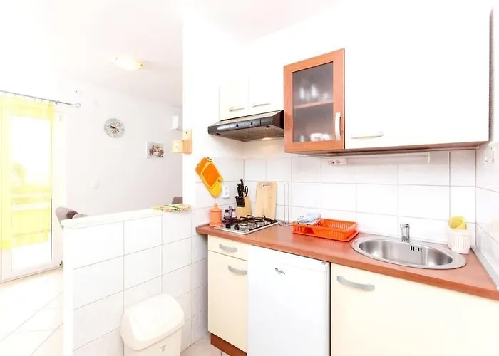 Appartamento In With Sea View, Balcony, Air Conditioning, Wi-fi Slatine